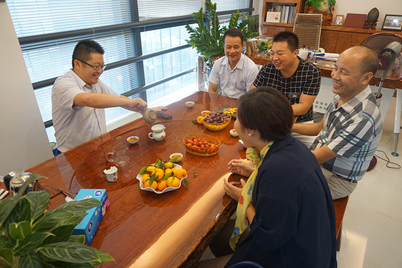 湖南商会雏鸟无码视频协会会长李祖成先生到访雏鸟APP化工